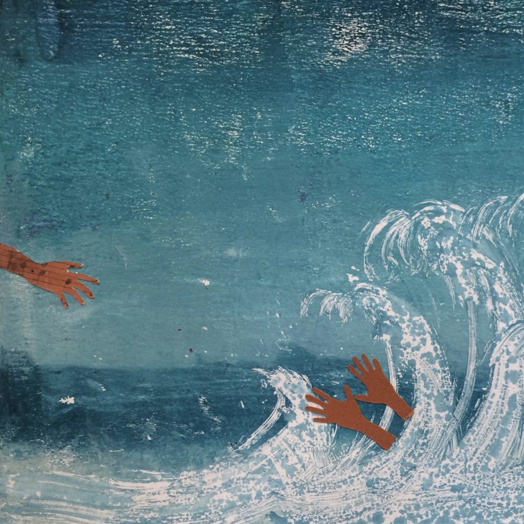 Hände strecken sich aus dem Wasser, das Wellen schlägt.