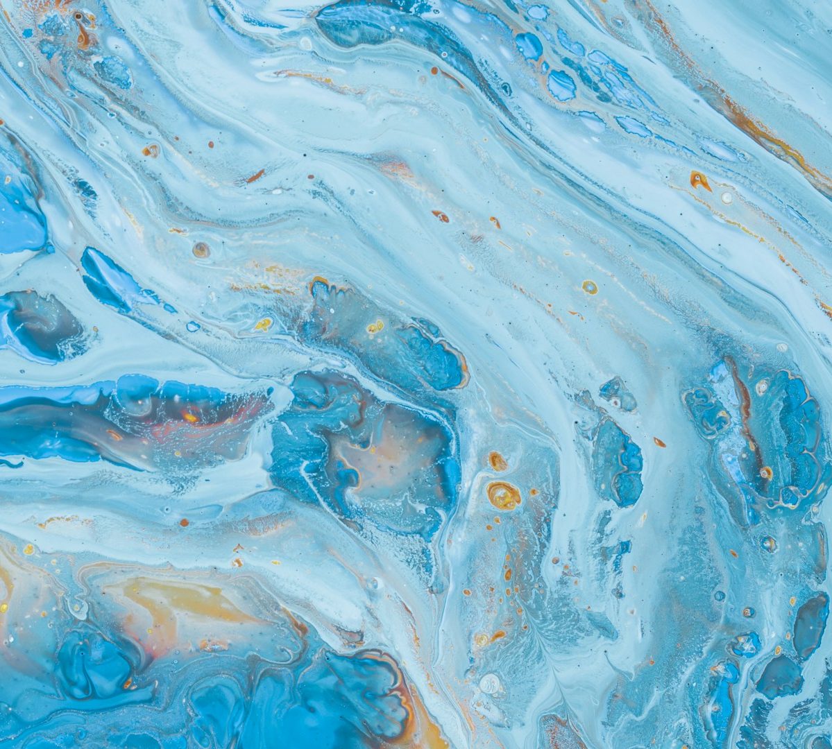 Abstrakte blaue Marmormuster mit goldenen Akzenten und sanften Wellenbewegungen.