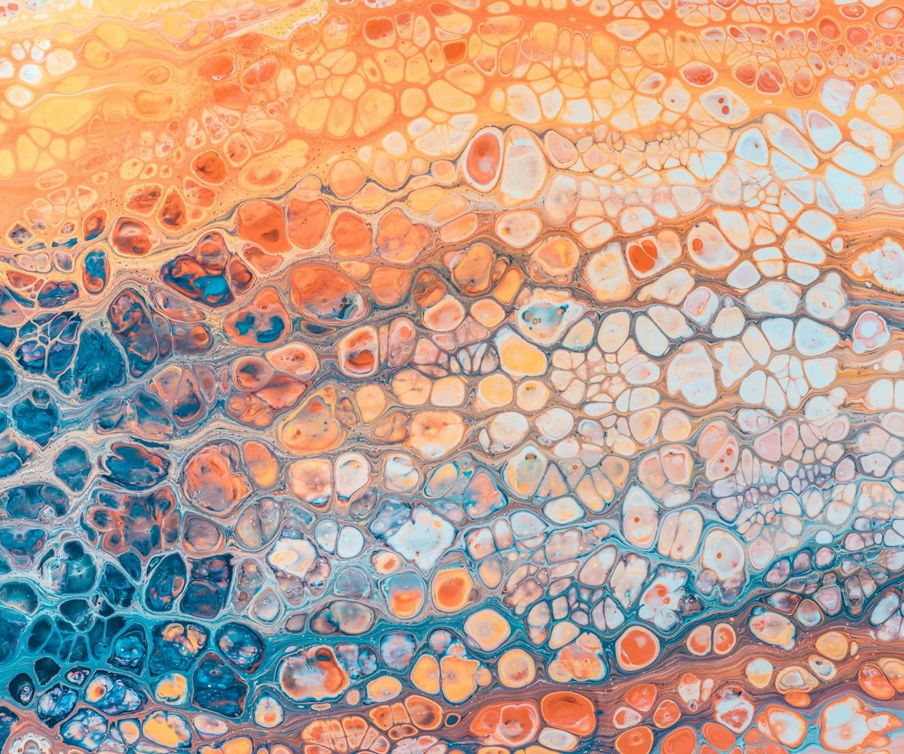 Bunte, abstrakte Textur mit organischen Formen in Blau, Orange und Weiß.